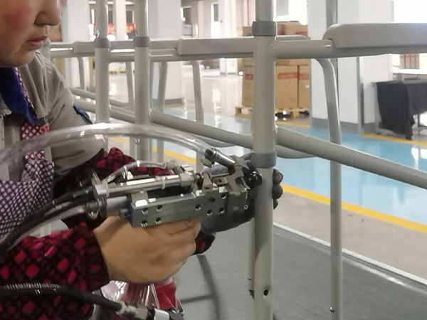 自動上料自動鉚接實(shí)拍圖