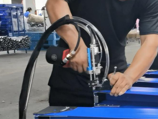 同超鈑金員工使用速耐自動拉釘機(jī)
